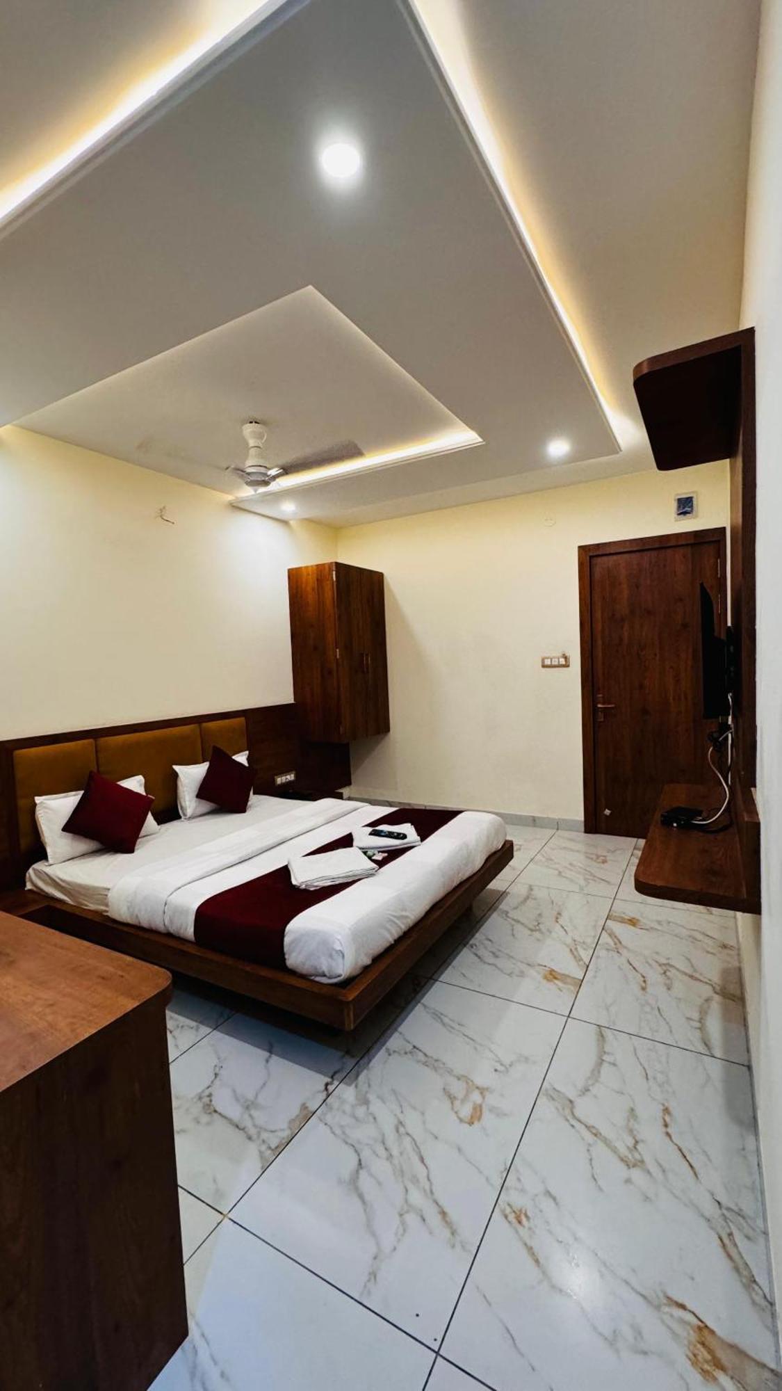 אויאיין Hotel Prakasham מראה חיצוני תמונה