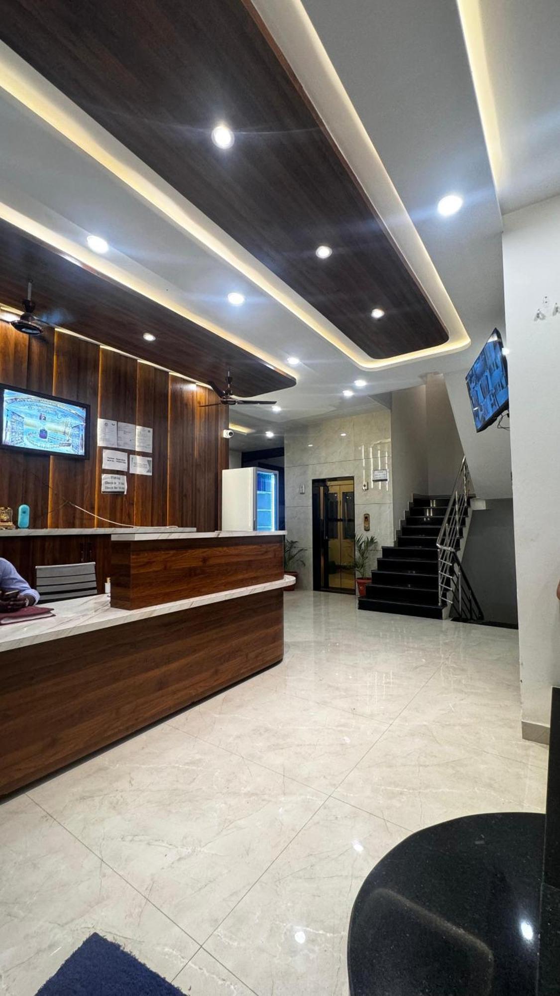 אויאיין Hotel Prakasham מראה חיצוני תמונה