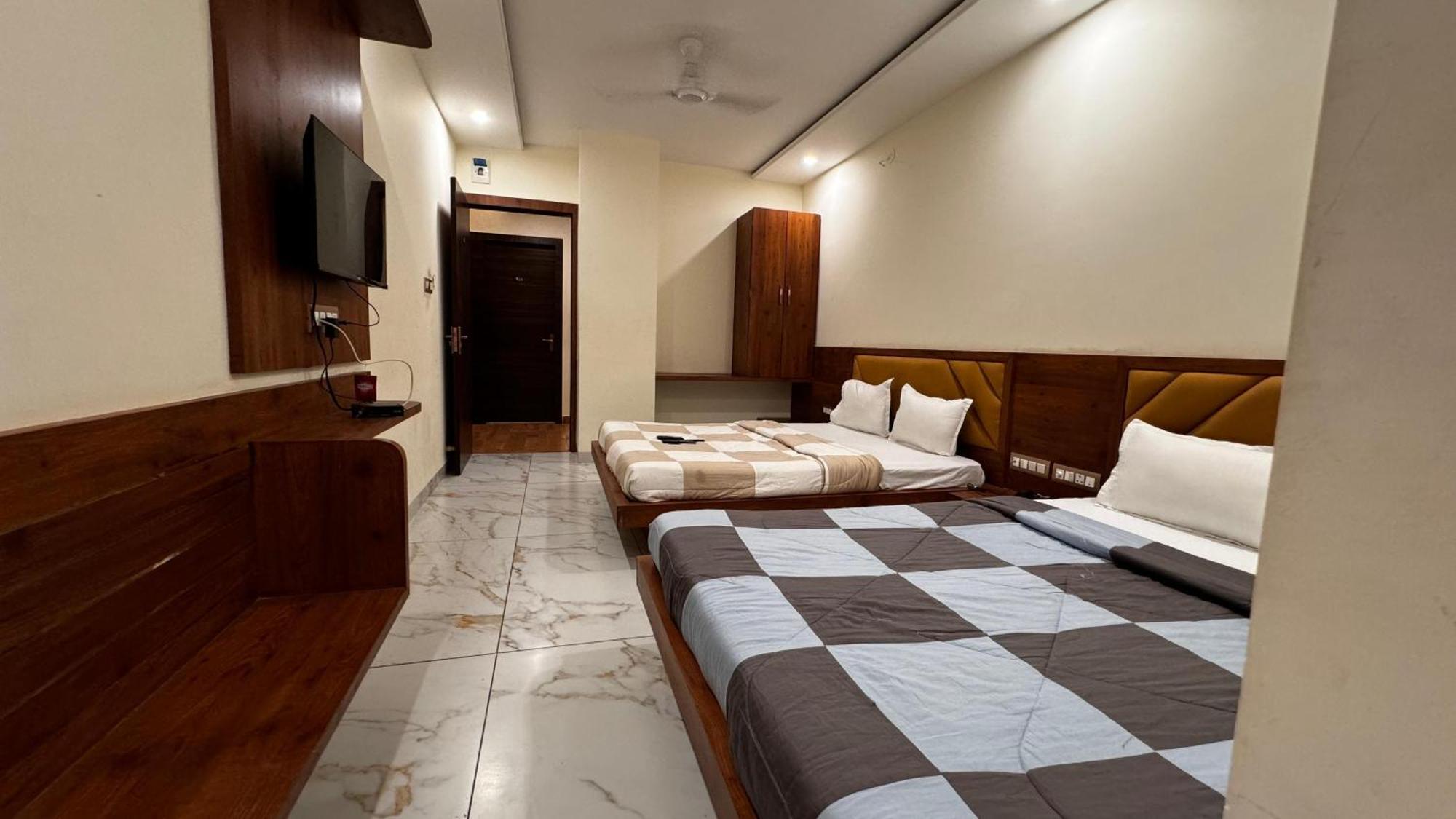 אויאיין Hotel Prakasham מראה חיצוני תמונה