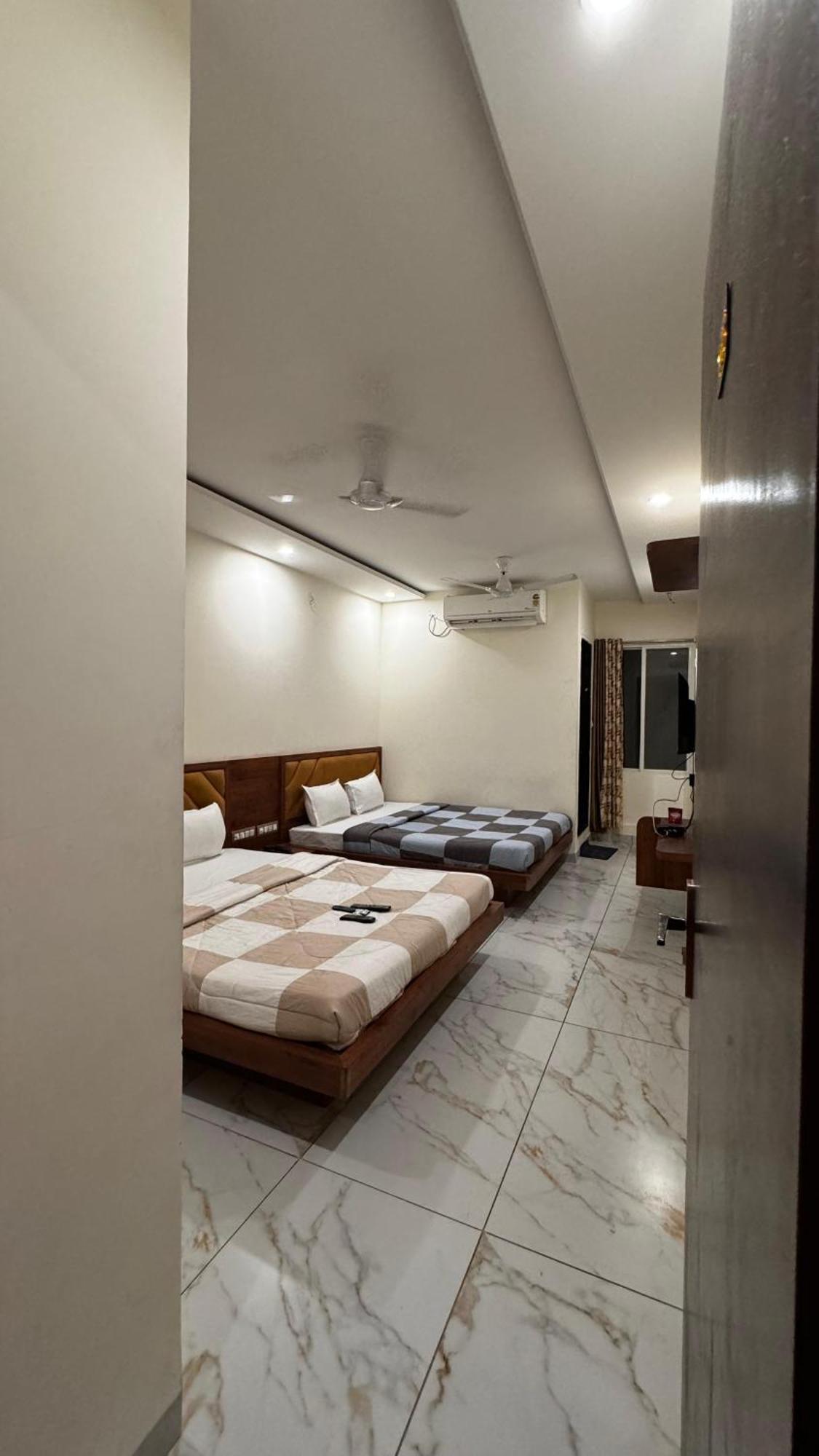 אויאיין Hotel Prakasham מראה חיצוני תמונה