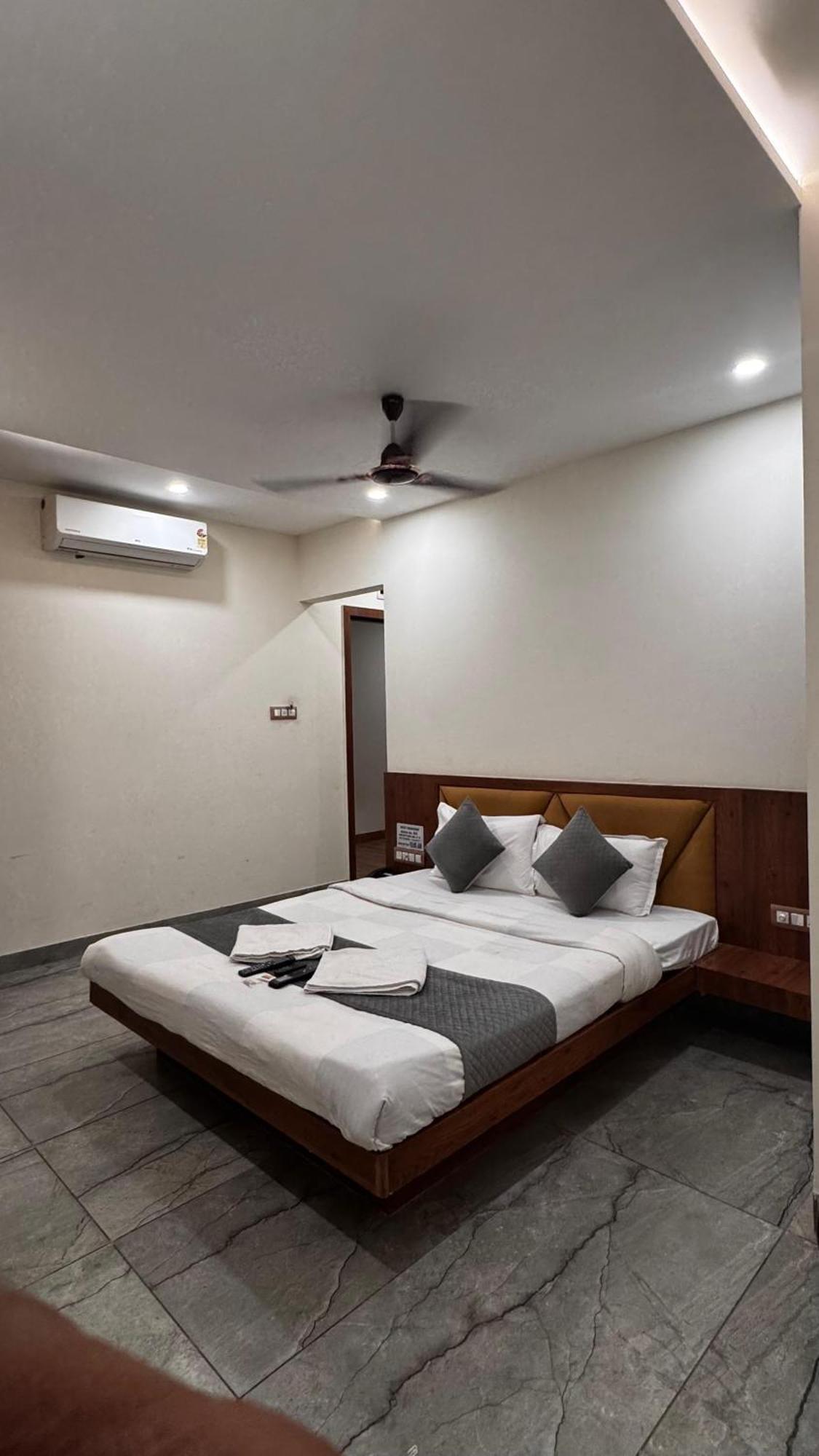 אויאיין Hotel Prakasham מראה חיצוני תמונה